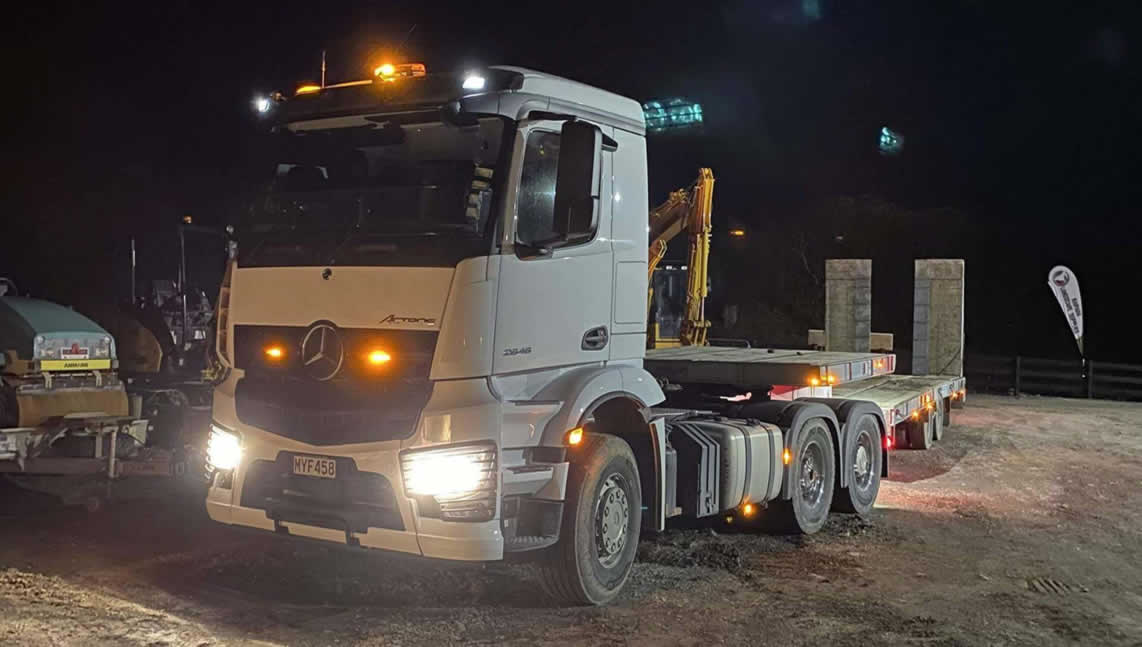 Tulip transprt low loader night time